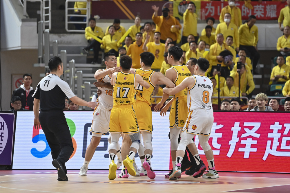  CBA季后赛首轮，广东大胜浙江晋级