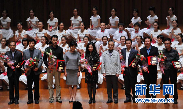  篮球年度颁奖盛典，表彰杰出贡献者