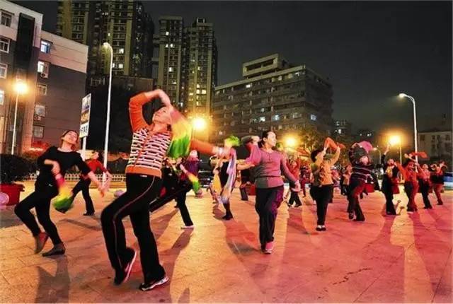  夜间灯光球场投入使用，上班族下班后挥拍健身