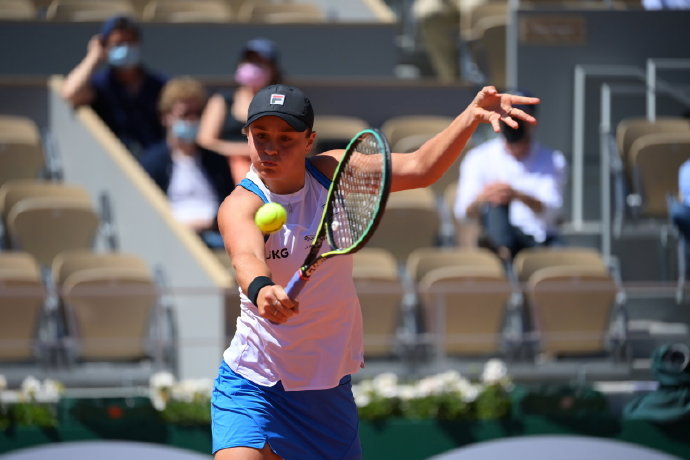  斯维亚泰克卫冕成功，罗兰加洛斯再捧金杯