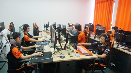  电竞训练营开放，零基础学员接受专业指导