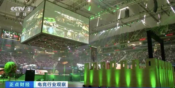  电竞场馆座无虚席，粉丝热情点燃赛场氛围  