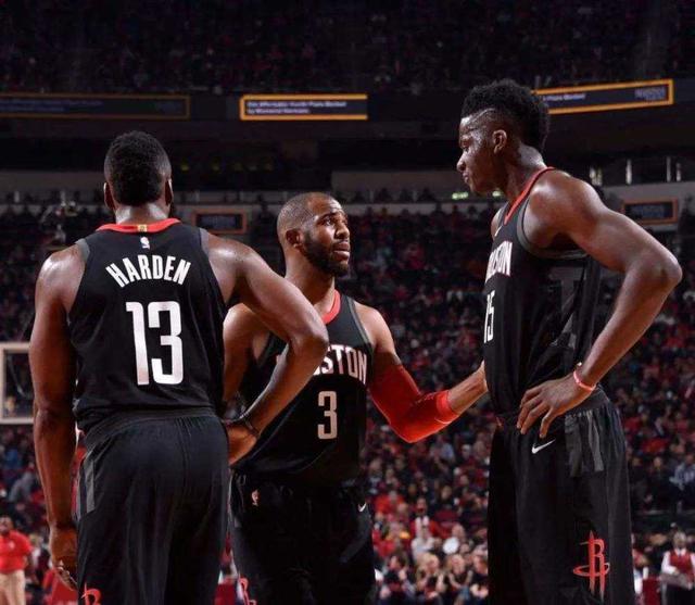  保罗双打搭档默契配合勇夺冠军