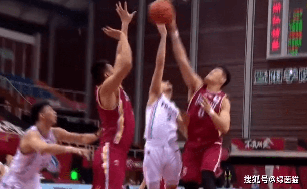  老将复出首秀砍下两双引喝彩