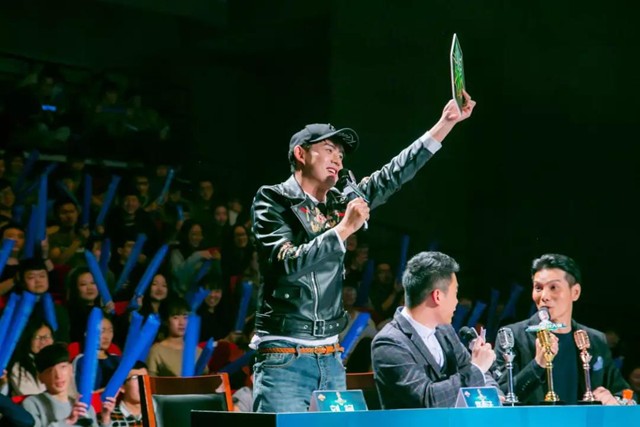  电竞解说激情四射，点燃赛场火热氛围